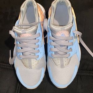 BRAND NEW! HUARACHES